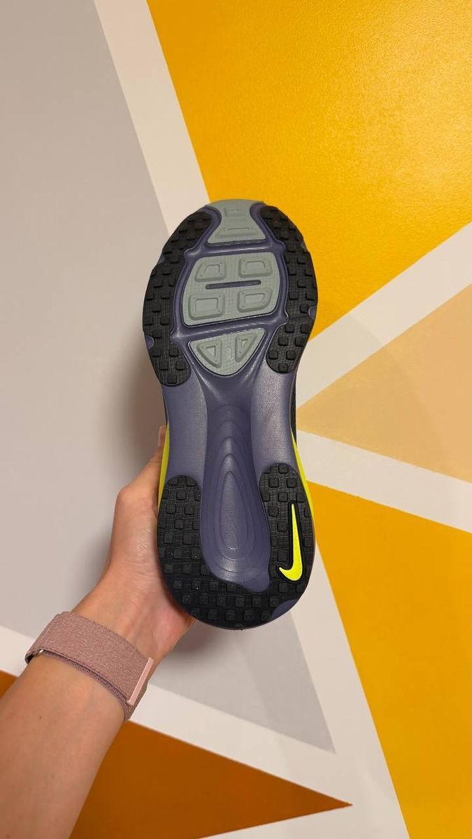 Кросівки Nike Vomero 18 HQ2157-300 фото